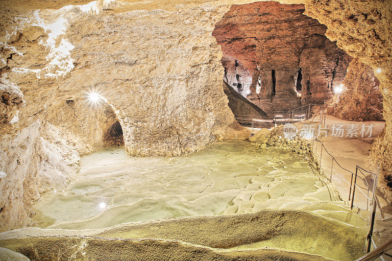 法国La Balme洞穴的古尔方解石形成的石灰岩